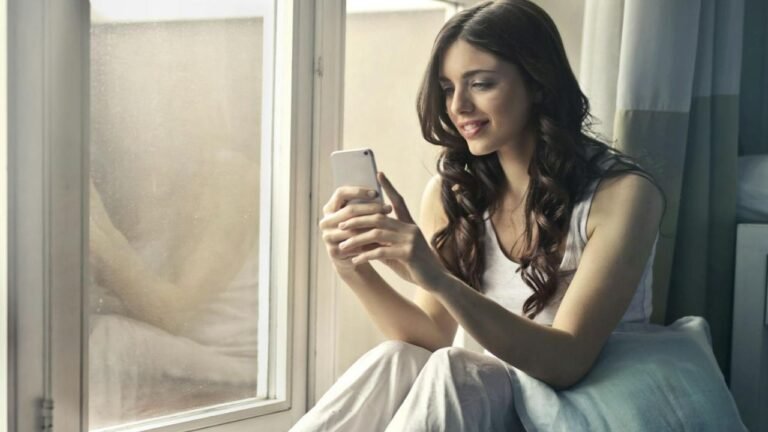 How to Capture Her Heart Through Text Messages and Win Her Affection